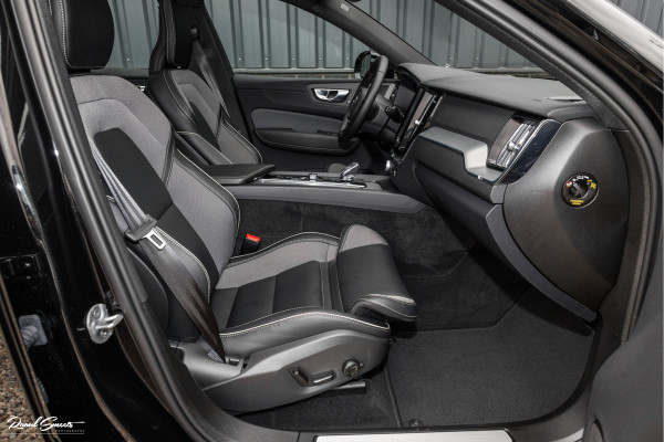 Volvo XC60 2.0 T8 Plug-in hybrid AWD Plus Black Edition | Long Range | Adaptieve cruise | Zwenkbare trekhaak | Harman Kardon | Panorama dak