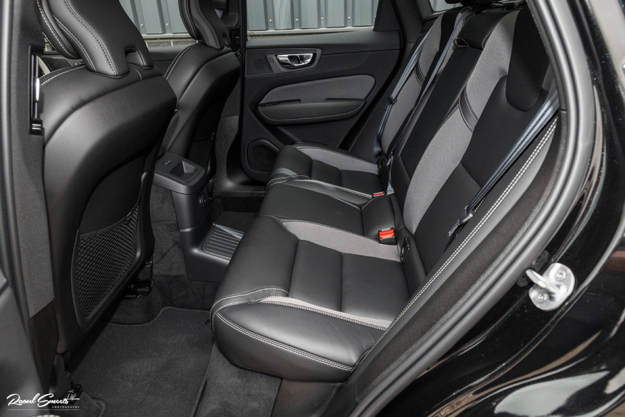 Volvo XC60 2.0 T8 Plug-in hybrid AWD Plus Black Edition | Long Range | Adaptieve cruise | Zwenkbare trekhaak | Harman Kardon | Panorama dak