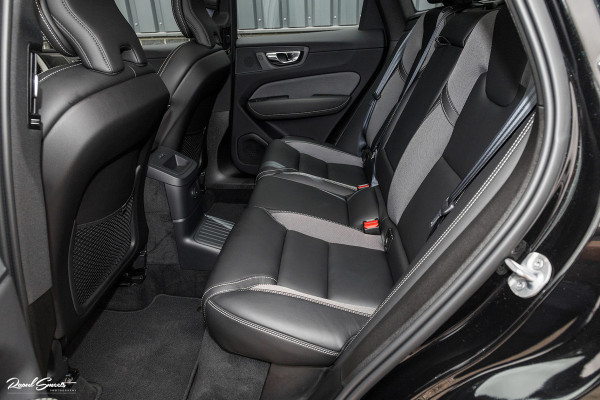 Volvo XC60 2.0 T8 Plug-in hybrid AWD Plus Black Edition | Long Range | Adaptieve cruise | Zwenkbare trekhaak | Harman Kardon | Panorama dak