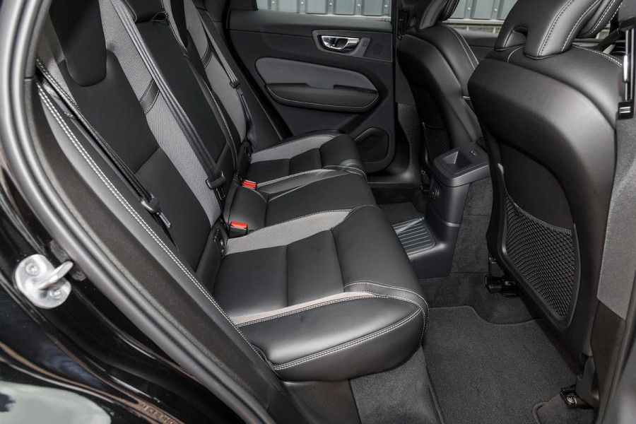 Volvo XC60 2.0 T8 Plug-in hybrid AWD Plus Black Edition | Long Range | Adaptieve cruise | Zwenkbare trekhaak | Harman Kardon | Panorama dak