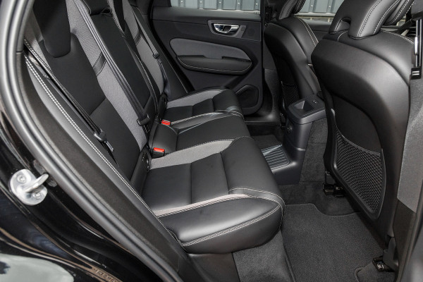 Volvo XC60 2.0 T8 Plug-in hybrid AWD Plus Black Edition | Long Range | Adaptieve cruise | Zwenkbare trekhaak | Harman Kardon | Panorama dak
