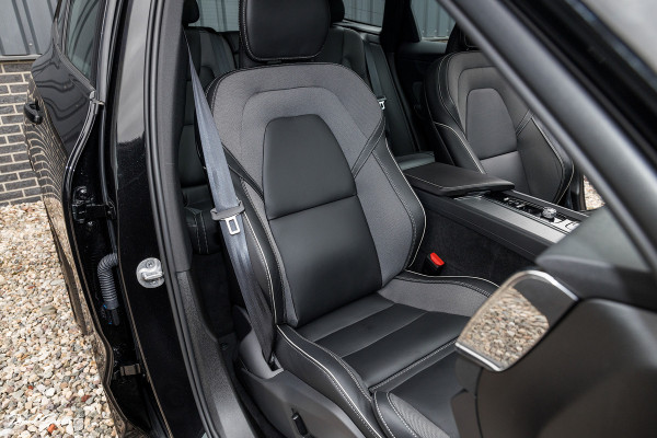 Volvo XC60 2.0 T8 Plug-in hybrid AWD Plus Black Edition | Long Range | Adaptieve cruise | Zwenkbare trekhaak | Harman Kardon | Panorama dak