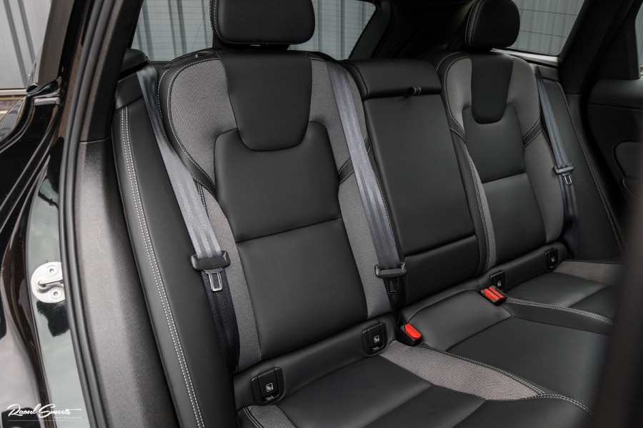 Volvo XC60 2.0 T8 Plug-in hybrid AWD Plus Black Edition | Long Range | Adaptieve cruise | Zwenkbare trekhaak | Harman Kardon | Panorama dak