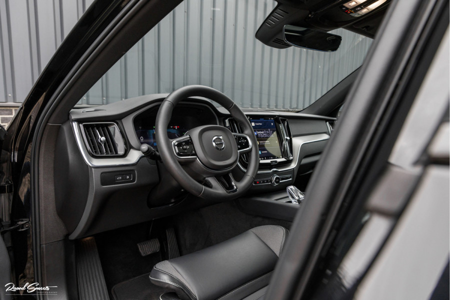 Volvo XC60 2.0 T8 Plug-in hybrid AWD Plus Black Edition | Long Range | Adaptieve cruise | Zwenkbare trekhaak | Harman Kardon | Panorama dak