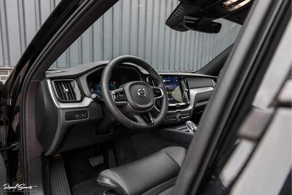 Volvo XC60 2.0 T8 Plug-in hybrid AWD Plus Black Edition | Long Range | Adaptieve cruise | Zwenkbare trekhaak | Harman Kardon | Panorama dak