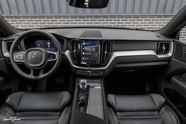 Volvo XC60 2.0 T8 Plug-in hybrid AWD Plus Black Edition | Long Range | Adaptieve cruise | Zwenkbare trekhaak | Harman Kardon | Panorama dak