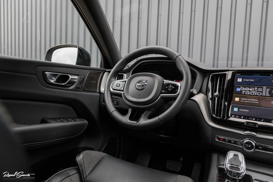 Volvo XC60 2.0 T8 Plug-in hybrid AWD Plus Black Edition | Long Range | Adaptieve cruise | Zwenkbare trekhaak | Harman Kardon | Panorama dak