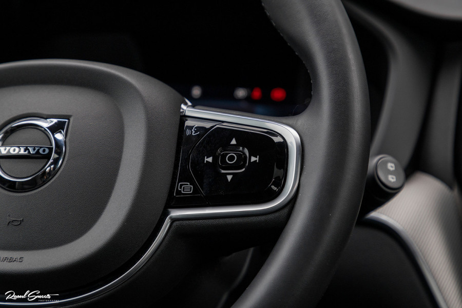 Volvo XC60 2.0 T8 Plug-in hybrid AWD Plus Black Edition | Long Range | Adaptieve cruise | Zwenkbare trekhaak | Harman Kardon | Panorama dak