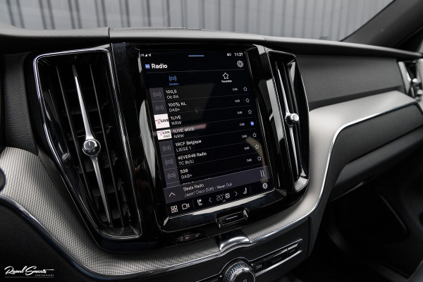 Volvo XC60 2.0 T8 Plug-in hybrid AWD Plus Black Edition | Long Range | Adaptieve cruise | Zwenkbare trekhaak | Harman Kardon | Panorama dak