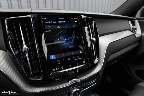 Volvo XC60 2.0 T8 Plug-in hybrid AWD Plus Black Edition | Long Range | Adaptieve cruise | Zwenkbare trekhaak | Harman Kardon | Panorama dak