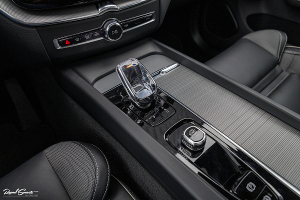 Volvo XC60 2.0 T8 Plug-in hybrid AWD Plus Black Edition | Long Range | Adaptieve cruise | Zwenkbare trekhaak | Harman Kardon | Panorama dak