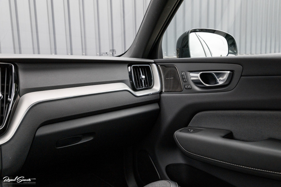 Volvo XC60 2.0 T8 Plug-in hybrid AWD Plus Black Edition | Long Range | Adaptieve cruise | Zwenkbare trekhaak | Harman Kardon | Panorama dak