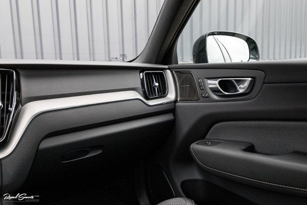 Volvo XC60 2.0 T8 Plug-in hybrid AWD Plus Black Edition | Long Range | Adaptieve cruise | Zwenkbare trekhaak | Harman Kardon | Panorama dak