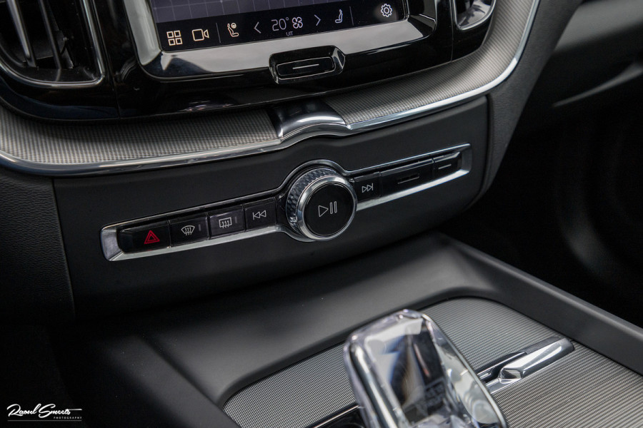 Volvo XC60 2.0 T8 Plug-in hybrid AWD Plus Black Edition | Long Range | Adaptieve cruise | Zwenkbare trekhaak | Harman Kardon | Panorama dak