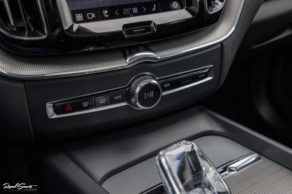 Volvo XC60 2.0 T8 Plug-in hybrid AWD Plus Black Edition | Long Range | Adaptieve cruise | Zwenkbare trekhaak | Harman Kardon | Panorama dak