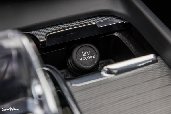 Volvo XC60 2.0 T8 Plug-in hybrid AWD Plus Black Edition | Long Range | Adaptieve cruise | Zwenkbare trekhaak | Harman Kardon | Panorama dak