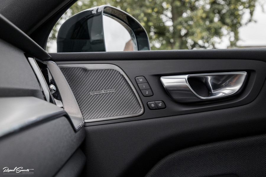 Volvo XC60 2.0 T8 Plug-in hybrid AWD Plus Black Edition | Long Range | Adaptieve cruise | Zwenkbare trekhaak | Harman Kardon | Panorama dak