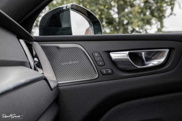 Volvo XC60 2.0 T8 Plug-in hybrid AWD Plus Black Edition | Long Range | Adaptieve cruise | Zwenkbare trekhaak | Harman Kardon | Panorama dak
