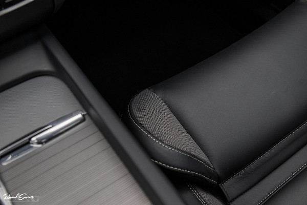 Volvo XC60 2.0 T8 Plug-in hybrid AWD Plus Black Edition | Long Range | Adaptieve cruise | Zwenkbare trekhaak | Harman Kardon | Panorama dak