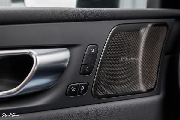 Volvo XC60 2.0 T8 Plug-in hybrid AWD Plus Black Edition | Long Range | Adaptieve cruise | Zwenkbare trekhaak | Harman Kardon | Panorama dak