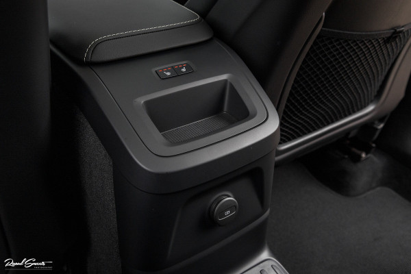 Volvo XC60 2.0 T8 Plug-in hybrid AWD Plus Black Edition | Long Range | Adaptieve cruise | Zwenkbare trekhaak | Harman Kardon | Panorama dak