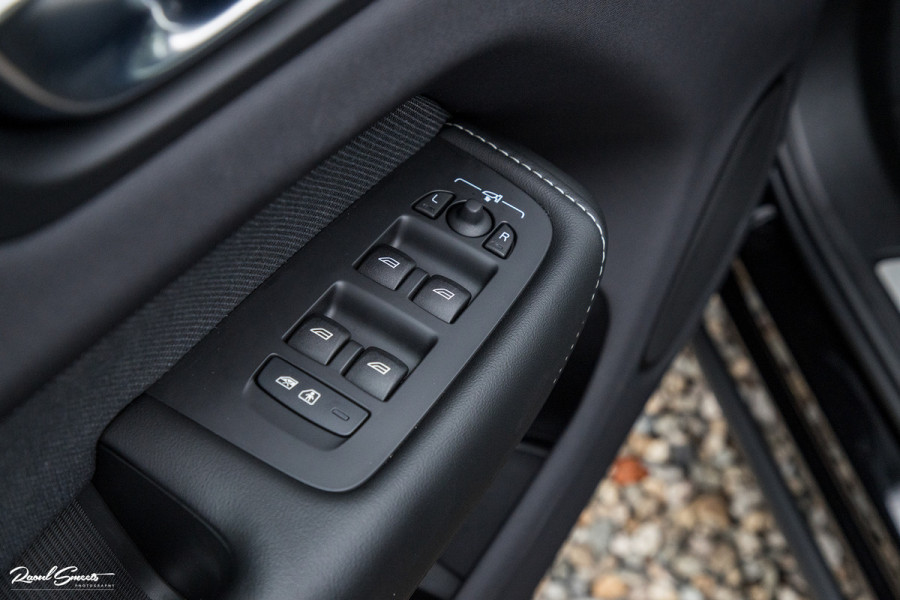 Volvo XC60 2.0 T8 Plug-in hybrid AWD Plus Black Edition | Long Range | Adaptieve cruise | Zwenkbare trekhaak | Harman Kardon | Panorama dak