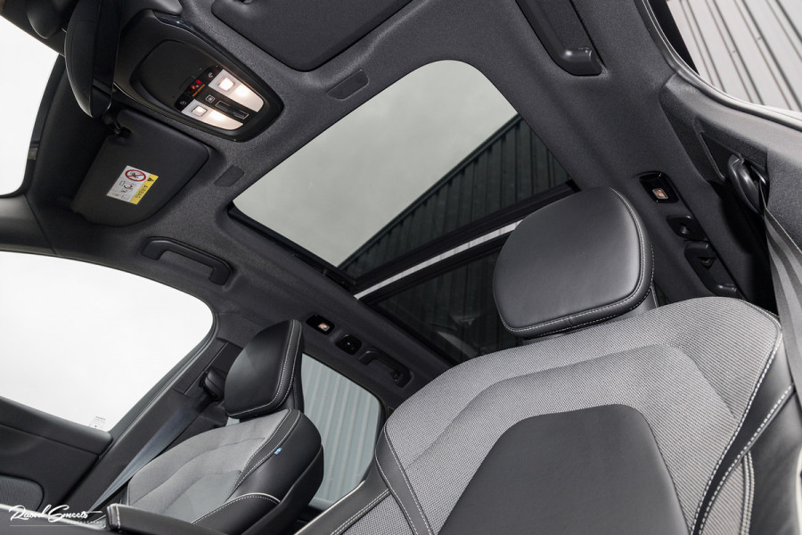 Volvo XC60 2.0 T8 Plug-in hybrid AWD Plus Black Edition | Long Range | Adaptieve cruise | Zwenkbare trekhaak | Harman Kardon | Panorama dak
