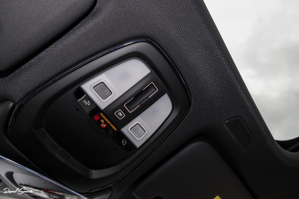 Volvo XC60 2.0 T8 Plug-in hybrid AWD Plus Black Edition | Long Range | Adaptieve cruise | Zwenkbare trekhaak | Harman Kardon | Panorama dak