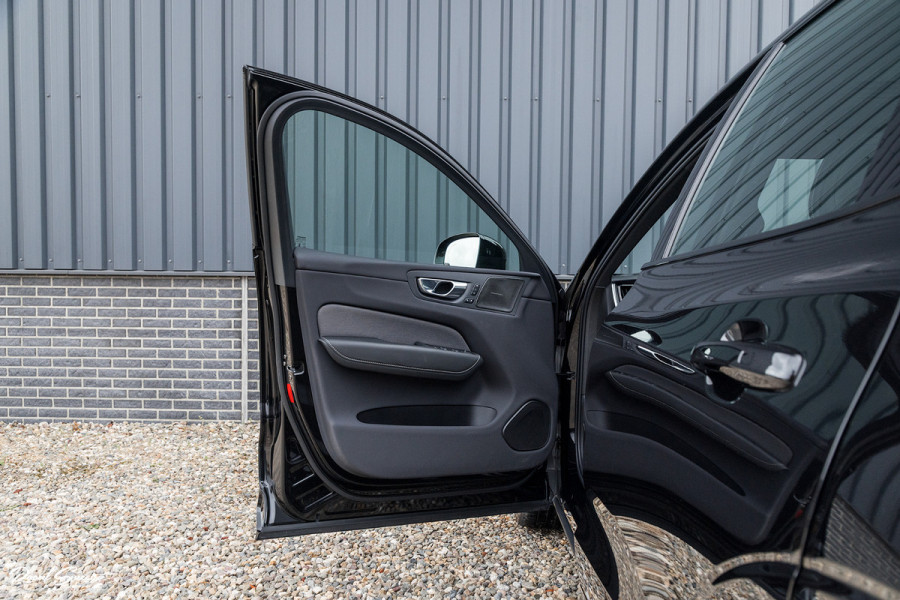Volvo XC60 2.0 T8 Plug-in hybrid AWD Plus Black Edition | Long Range | Adaptieve cruise | Zwenkbare trekhaak | Harman Kardon | Panorama dak
