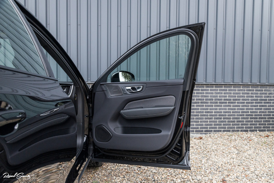 Volvo XC60 2.0 T8 Plug-in hybrid AWD Plus Black Edition | Long Range | Adaptieve cruise | Zwenkbare trekhaak | Harman Kardon | Panorama dak