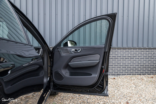 Volvo XC60 2.0 T8 Plug-in hybrid AWD Plus Black Edition | Long Range | Adaptieve cruise | Zwenkbare trekhaak | Harman Kardon | Panorama dak