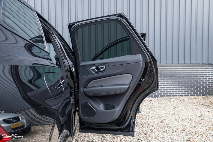 Volvo XC60 2.0 T8 Plug-in hybrid AWD Plus Black Edition | Long Range | Adaptieve cruise | Zwenkbare trekhaak | Harman Kardon | Panorama dak