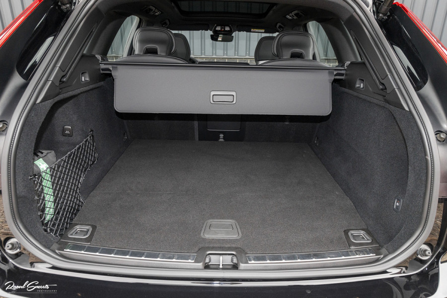 Volvo XC60 2.0 T8 Plug-in hybrid AWD Plus Black Edition | Long Range | Adaptieve cruise | Zwenkbare trekhaak | Harman Kardon | Panorama dak