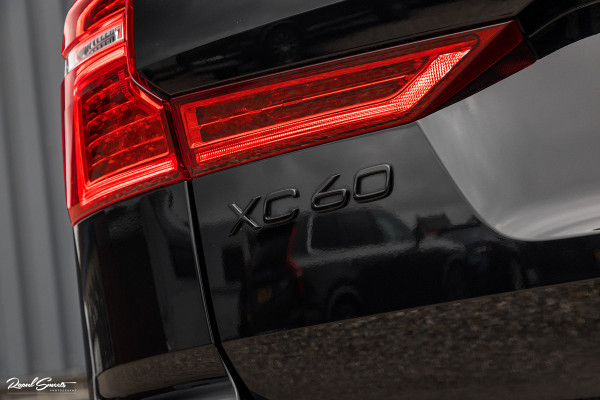 Volvo XC60 2.0 T8 Plug-in hybrid AWD Plus Black Edition | Long Range | Adaptieve cruise | Zwenkbare trekhaak | Harman Kardon | Panorama dak