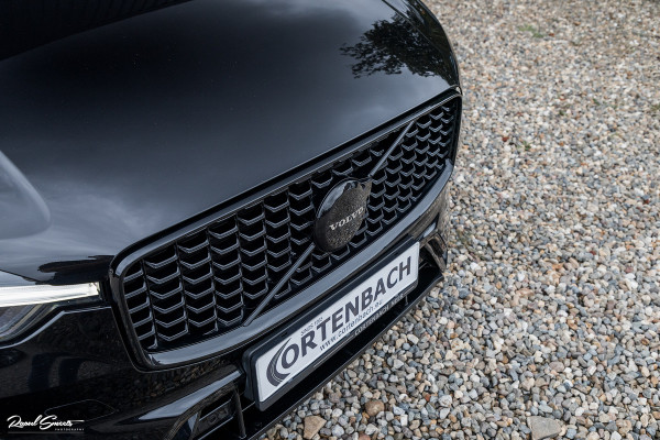 Volvo XC60 2.0 T8 Plug-in hybrid AWD Plus Black Edition | Long Range | Adaptieve cruise | Zwenkbare trekhaak | Harman Kardon | Panorama dak