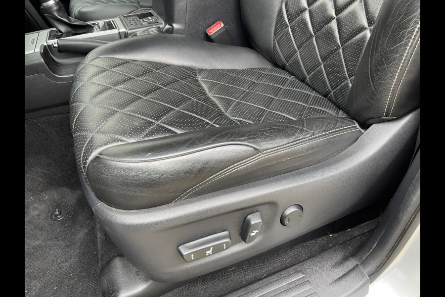 Toyota Land Cruiser 2.8 D-4D-F 177pk Challenger High Roof Blind Van 4x4 grijs kenteken / vaste prijs rijklaar € 34.950 ex btw / lease vanaf € 570 / trekhaak 3500 kg / zilver metallic / euro 6 diesel / leer / automaat