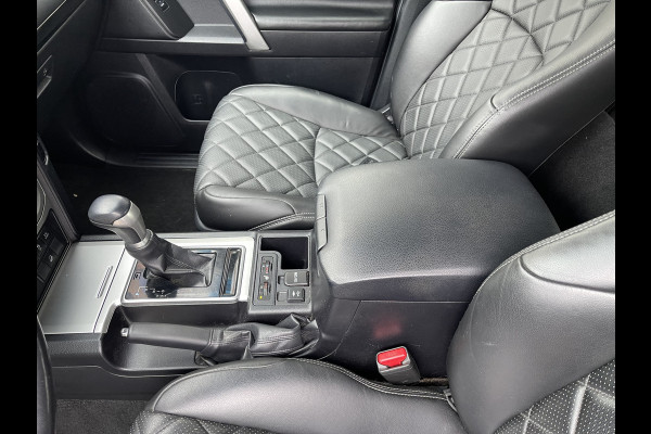 Toyota Land Cruiser 2.8 D-4D-F 177pk Challenger High Roof Blind Van 4x4 grijs kenteken / vaste prijs rijklaar € 34.950 ex btw / lease vanaf € 570 / trekhaak 3500 kg / zilver metallic / euro 6 diesel / leer / automaat