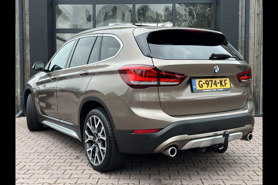BMW X1 sDrive20i 192PK VDL Nedcar Edition | Pano | Trekhaak | LED | M Sport | Stoelverwarming | Leder | HUD | Elek. achterklep | Camera |