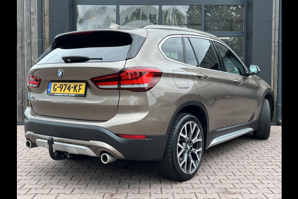BMW X1 sDrive20i 192PK VDL Nedcar Edition | Pano | Trekhaak | LED | M Sport | Stoelverwarming | Leder | HUD | Elek. achterklep | Camera |
