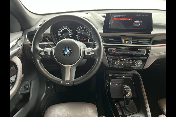 BMW X1 sDrive20i 192PK VDL Nedcar Edition | Pano | Trekhaak | LED | M Sport | Stoelverwarming | Leder | HUD | Elek. achterklep | Camera |