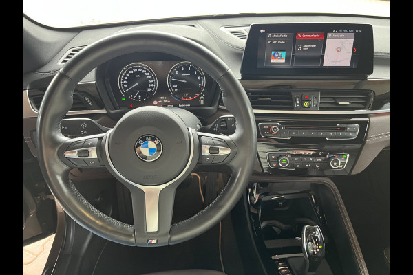 BMW X1 sDrive20i 192PK VDL Nedcar Edition | Pano | Trekhaak | LED | M Sport | Stoelverwarming | Leder | HUD | Elek. achterklep | Camera |