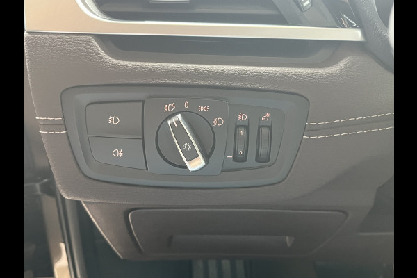 BMW X1 sDrive20i 192PK VDL Nedcar Edition | Pano | Trekhaak | LED | M Sport | Stoelverwarming | Leder | HUD | Elek. achterklep | Camera |