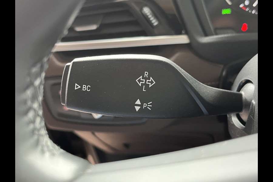 BMW X1 sDrive20i 192PK VDL Nedcar Edition | Pano | Trekhaak | LED | M Sport | Stoelverwarming | Leder | HUD | Elek. achterklep | Camera |