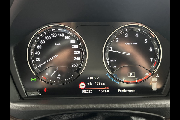 BMW X1 sDrive20i 192PK VDL Nedcar Edition | Pano | Trekhaak | LED | M Sport | Stoelverwarming | Leder | HUD | Elek. achterklep | Camera |