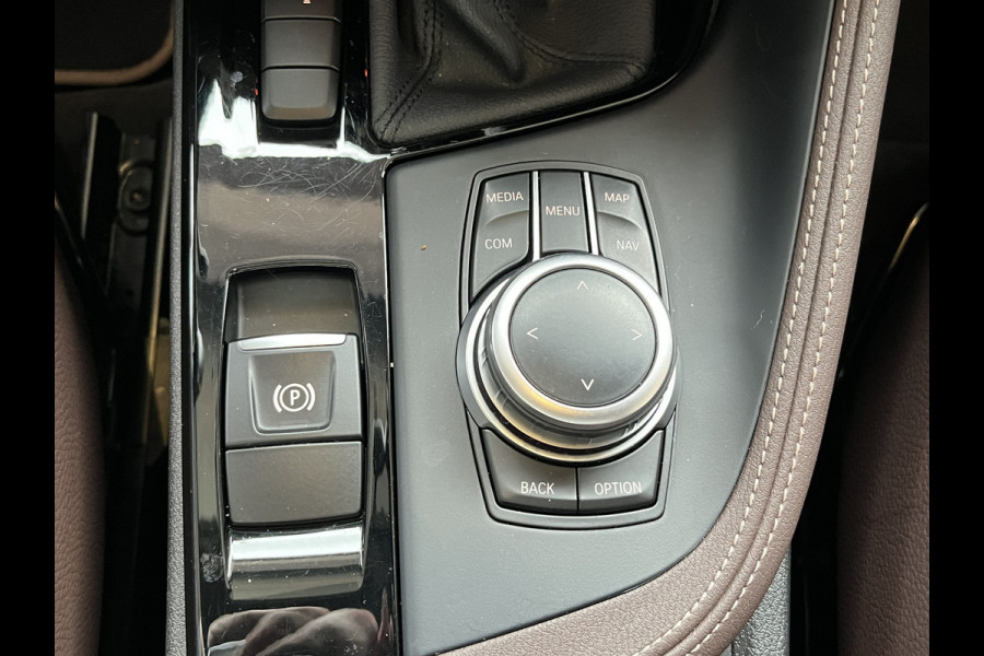 BMW X1 sDrive20i 192PK VDL Nedcar Edition | Pano | Trekhaak | LED | M Sport | Stoelverwarming | Leder | HUD | Elek. achterklep | Camera |