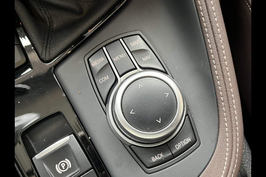 BMW X1 sDrive20i 192PK VDL Nedcar Edition | Pano | Trekhaak | LED | M Sport | Stoelverwarming | Leder | HUD | Elek. achterklep | Camera |
