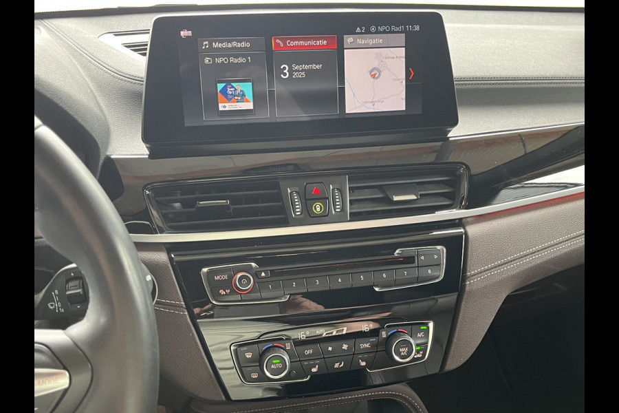 BMW X1 sDrive20i 192PK VDL Nedcar Edition | Pano | Trekhaak | LED | M Sport | Stoelverwarming | Leder | HUD | Elek. achterklep | Camera |