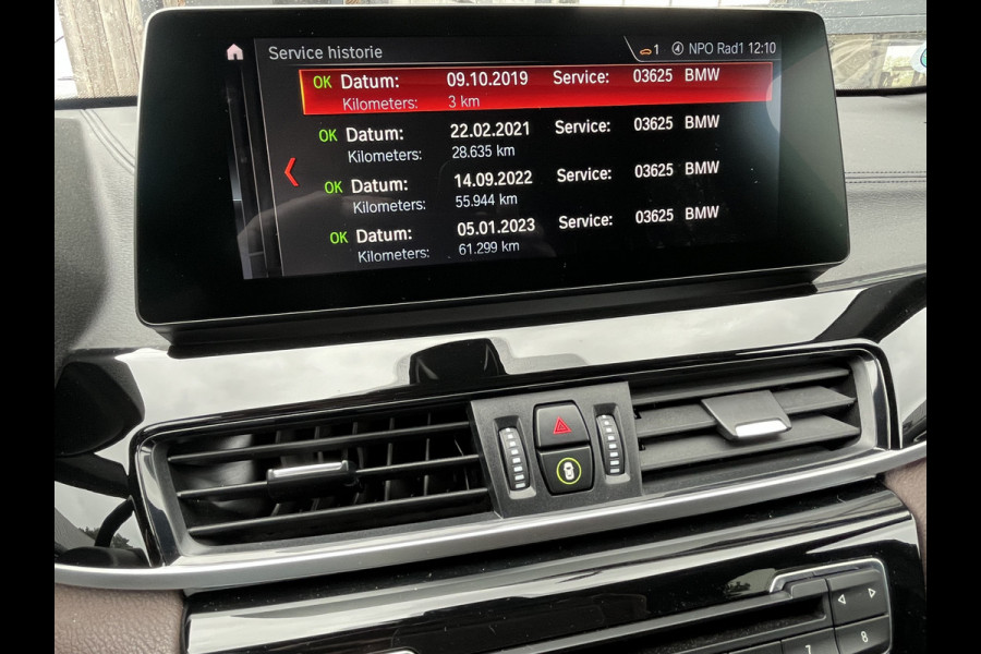 BMW X1 sDrive20i 192PK VDL Nedcar Edition | Pano | Trekhaak | LED | M Sport | Stoelverwarming | Leder | HUD | Elek. achterklep | Camera |