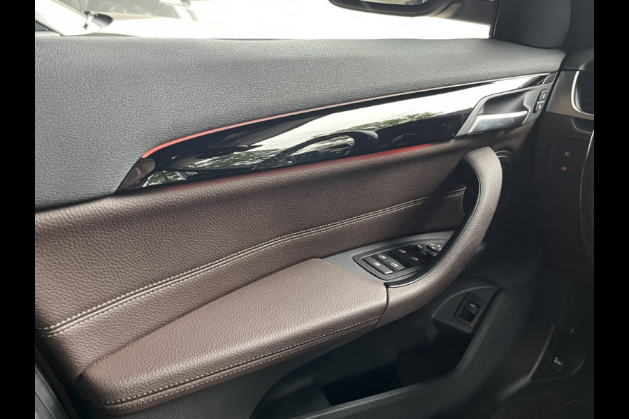 BMW X1 sDrive20i 192PK VDL Nedcar Edition | Pano | Trekhaak | LED | M Sport | Stoelverwarming | Leder | HUD | Elek. achterklep | Camera |