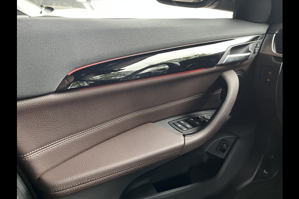 BMW X1 sDrive20i 192PK VDL Nedcar Edition | Pano | Trekhaak | LED | M Sport | Stoelverwarming | Leder | HUD | Elek. achterklep | Camera |